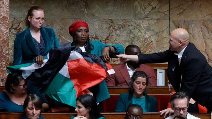 العلم الفلسطيني في البرلمان الفرنسي.. جدل وتوتر