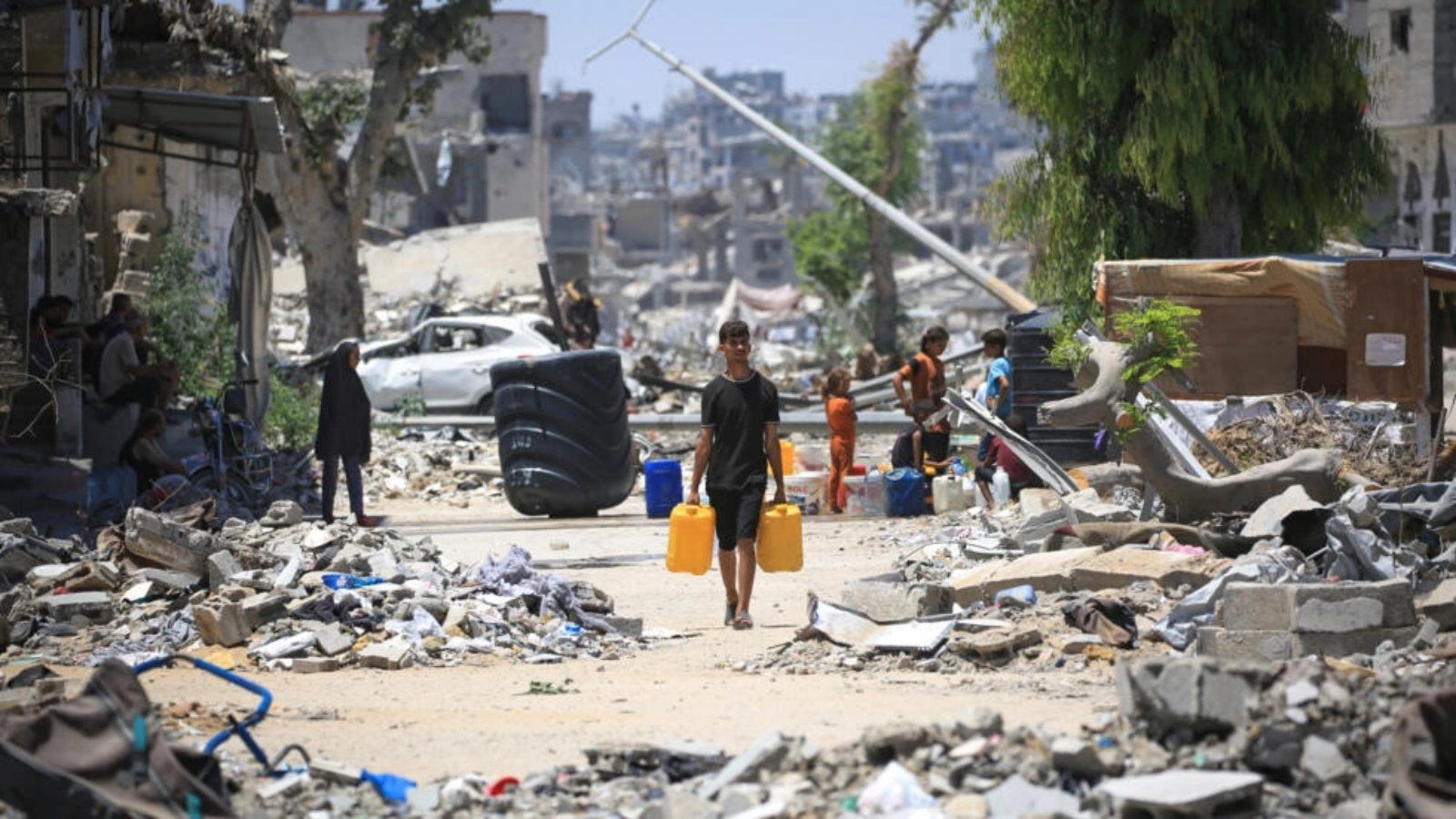فلسطيني أمام بنايات مدمرة في خان يونس جنوب قطاع غزة في 11 حزيران (يونيو) 2024 