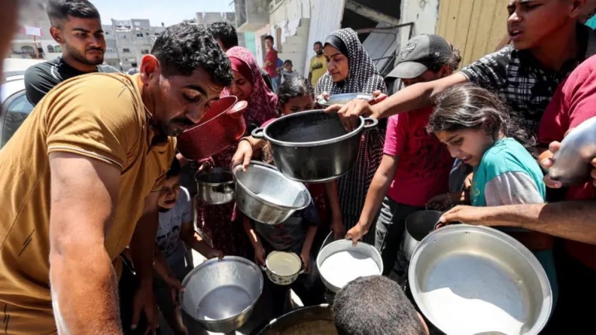 طفلة من قطاع غزة تحاول الحصول على طعام