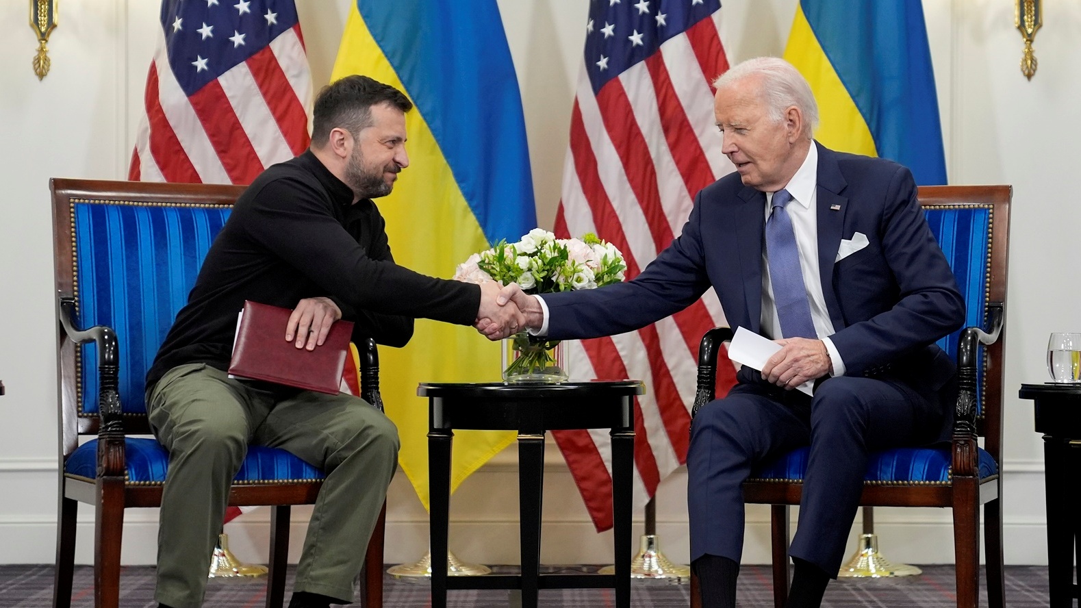 الرئيس الأميركي جو بايدن والرئيس الأوكراني لودومير زيلينسكي 
