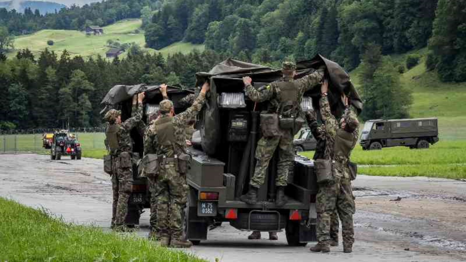 جنود سويسريون يعدون مهبط طائرات هليكوبتر في أوبورجن بجوار منتجع بورجنستوك الفاخر بوسط سويسرا في 10 حزيران (يونيو) 2024، والذي سيستضيف قمة السلام الأوكرانية في 15-16 حزيران (يونيو) 2024.