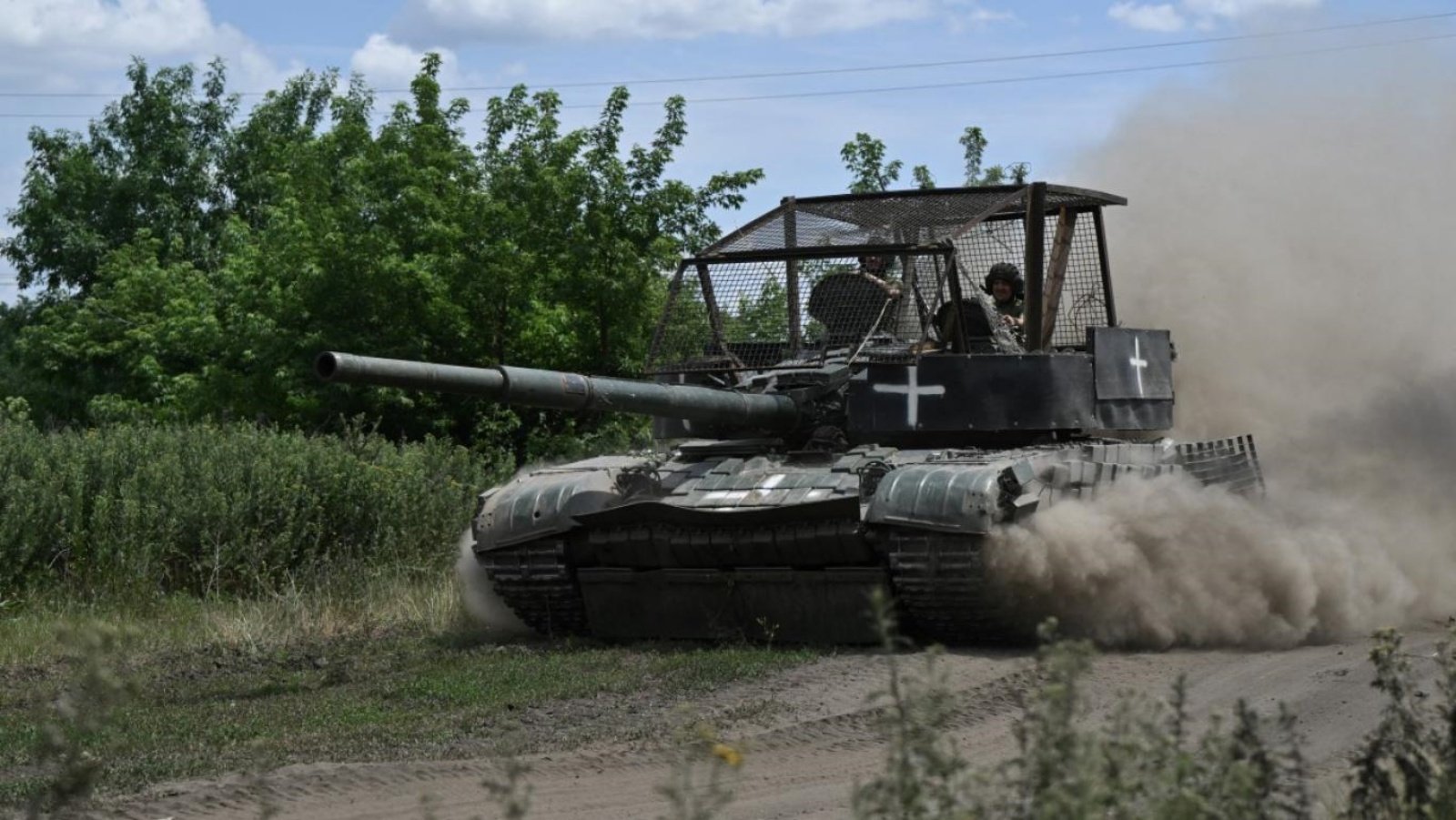 جنود أوكرانيون من اللواء 59 يركبون دبابة T-72 في منطقة دونيتسك