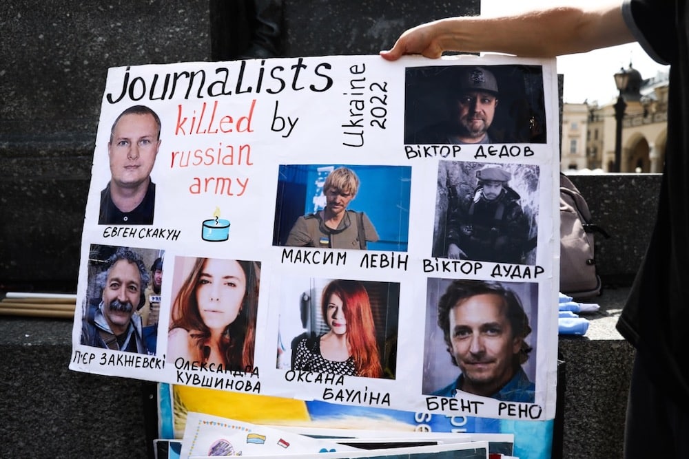 لوحة تحمل صور عدد من الصحافيين الذين قتلوا في أوكرانيا 