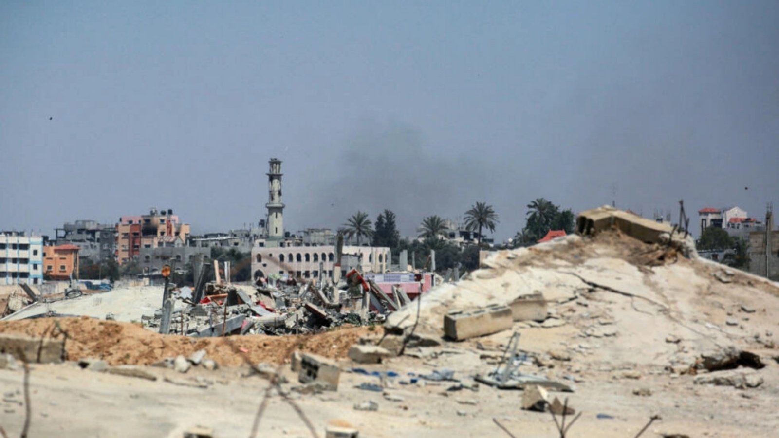 أعمدة الدخان تتصاعد بعد القصف الإسرائيلي على المغازي في وسط قطاع غزة في 6 حزيران (يونيو) 2024، وسط الصراع المستمر بين إسرائيل وجماعة حماس الفلسطينية المسلحة