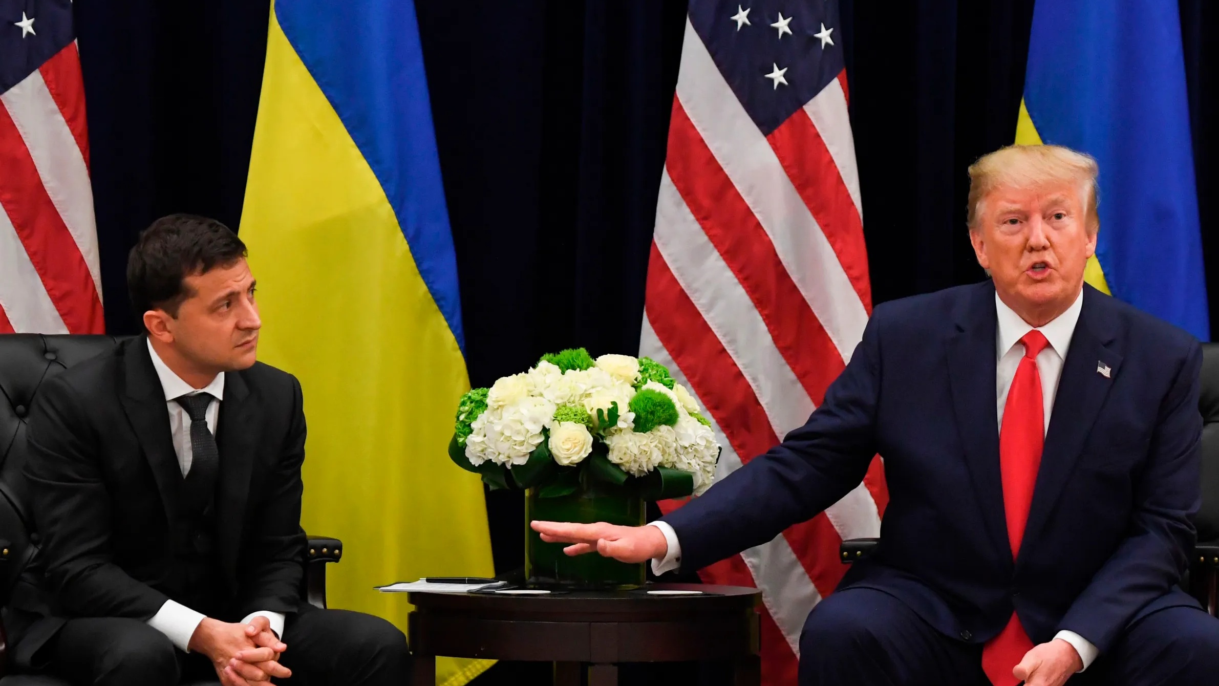 الرئيس الأميركي السابق دونالد ترامب مع الرئيس الأوكراني فولوديمير زيلينسكي عام 2019