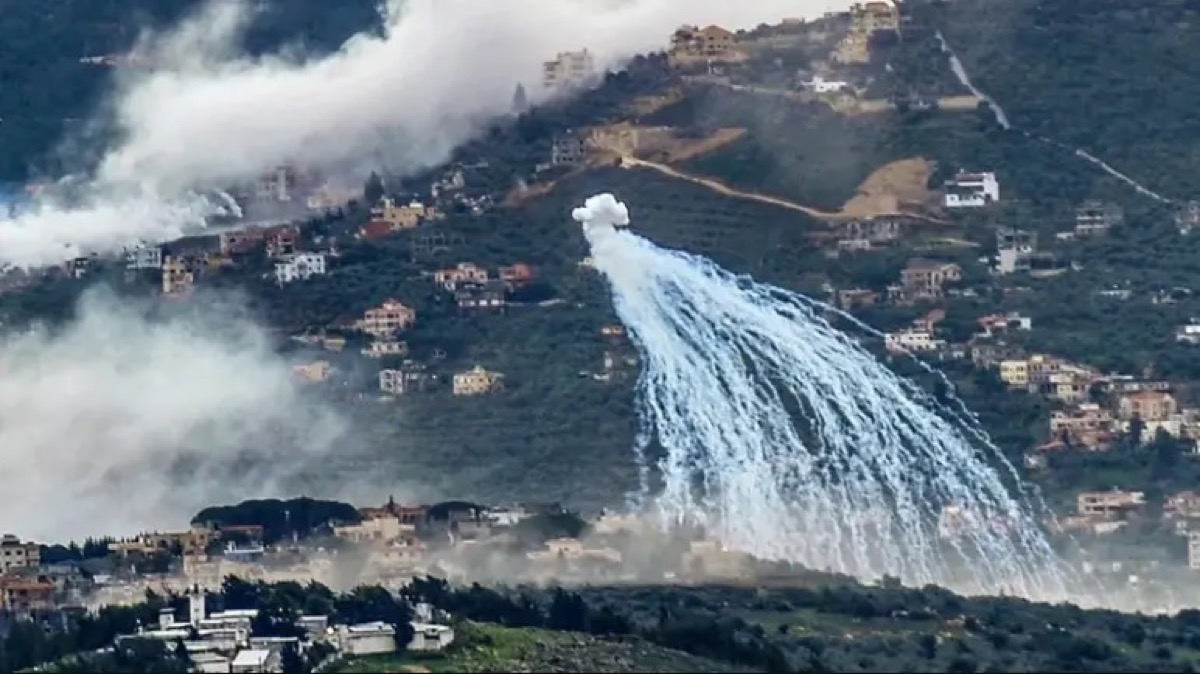 في أثناء قصف إسرائيلي لقرية كفركلا على الحدود جنوبي لبنان يوم 31 يناير