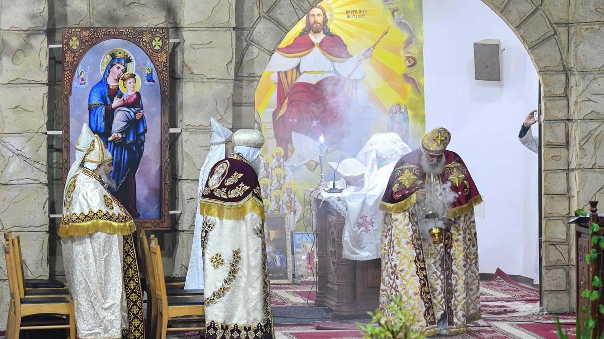 كاهن يتلو قداس عيد الميلاد في دير القديس سمعان في جبل المقطم بالقاهرة يوم 6 كانون الثاني (يناير) 2024