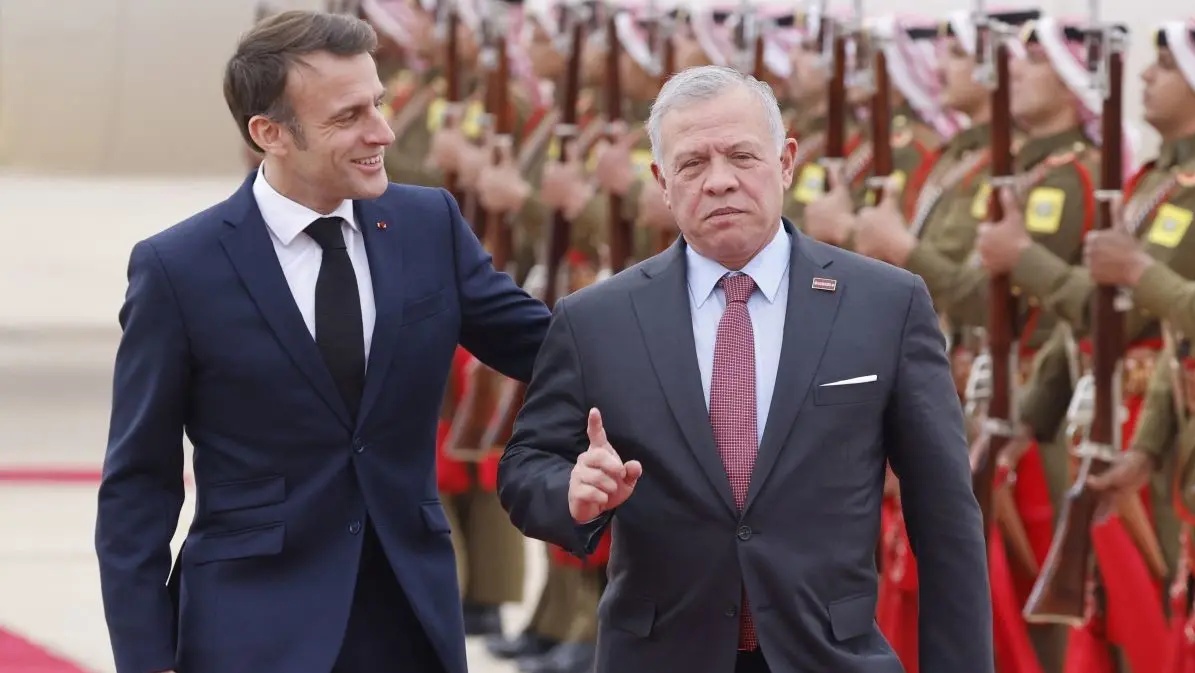 عاهل الأردن الملك عبدالله الثاني مع الرئيس الفرنسي إيمانويل ماكرون