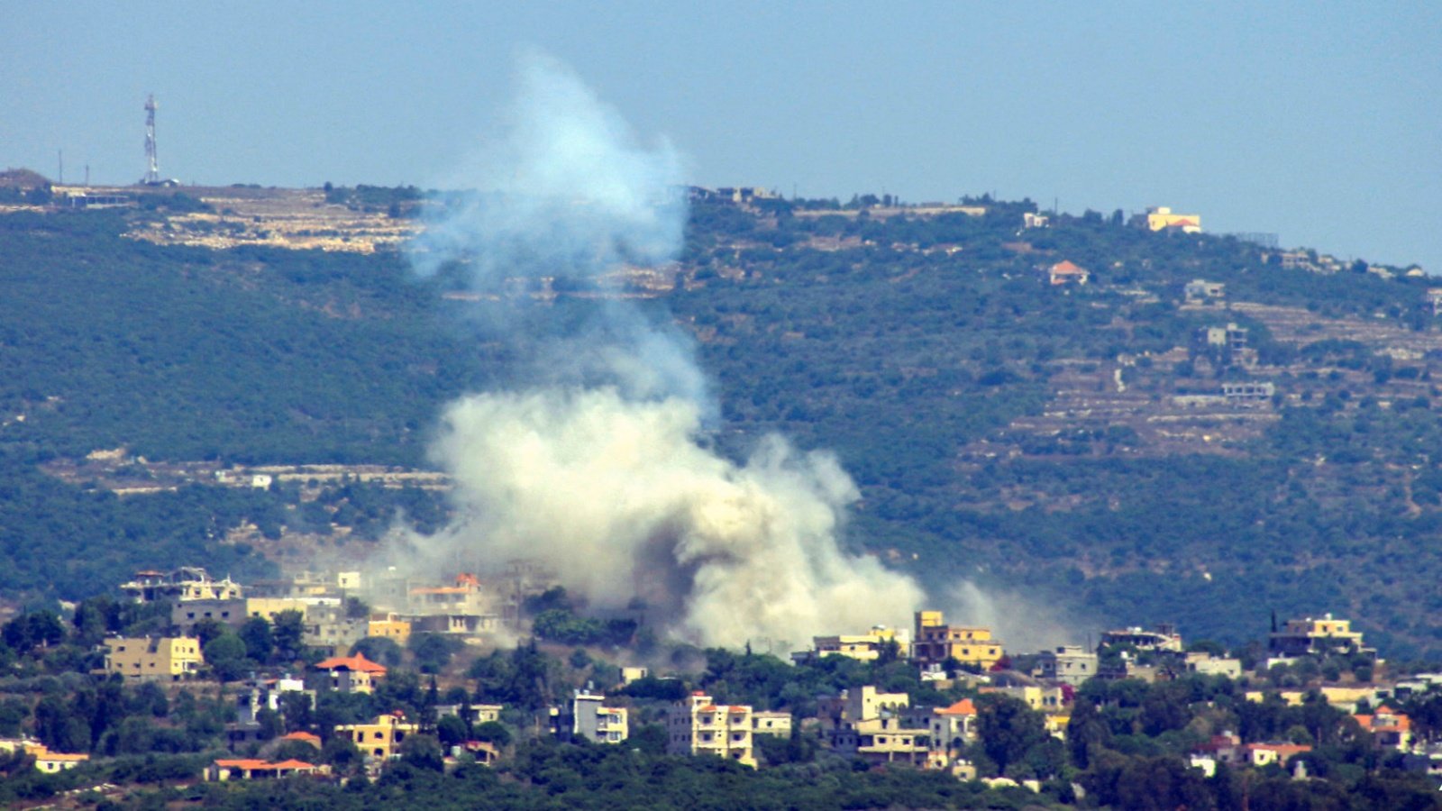 آثار القصف الإسرائيلي على جنوب لبنان بالقرب من الحدود مع إسرائيل