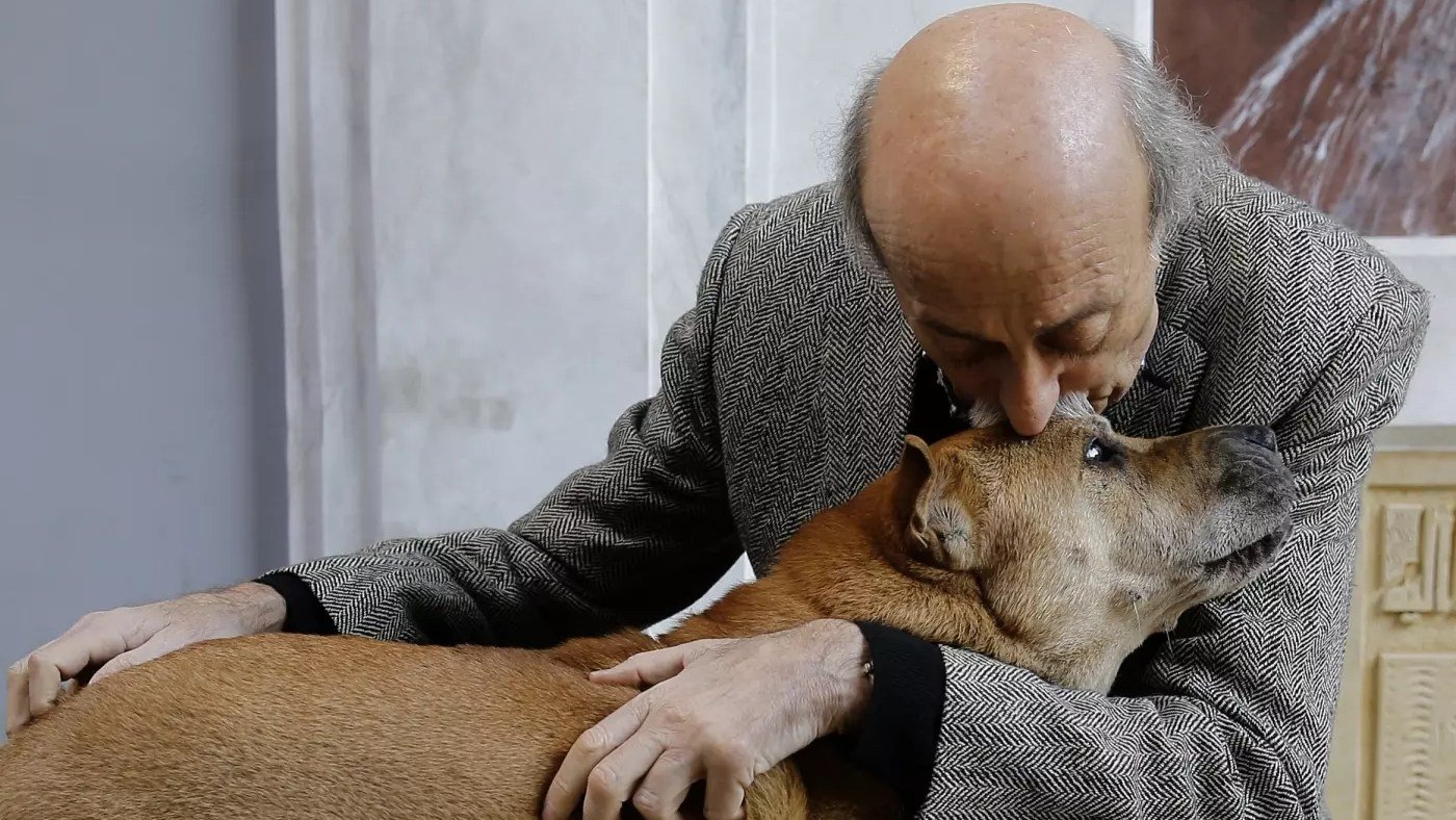 صورة أرشيفية لوليد جنبلاط وهو يداعب كلبه أوسكار في منزله في بيروت. أوسكار توفي في آذار (مارس) 2019، وقد نعاه جنبلاط حينها بكلمات مؤثرة
