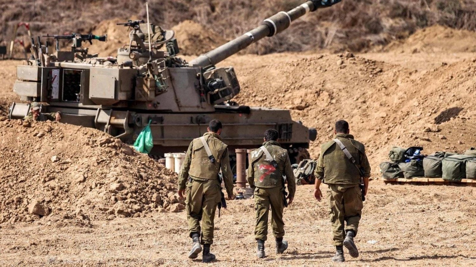 جنود الجيش الإسرائيلي بالقرب من الحدود مع غزة