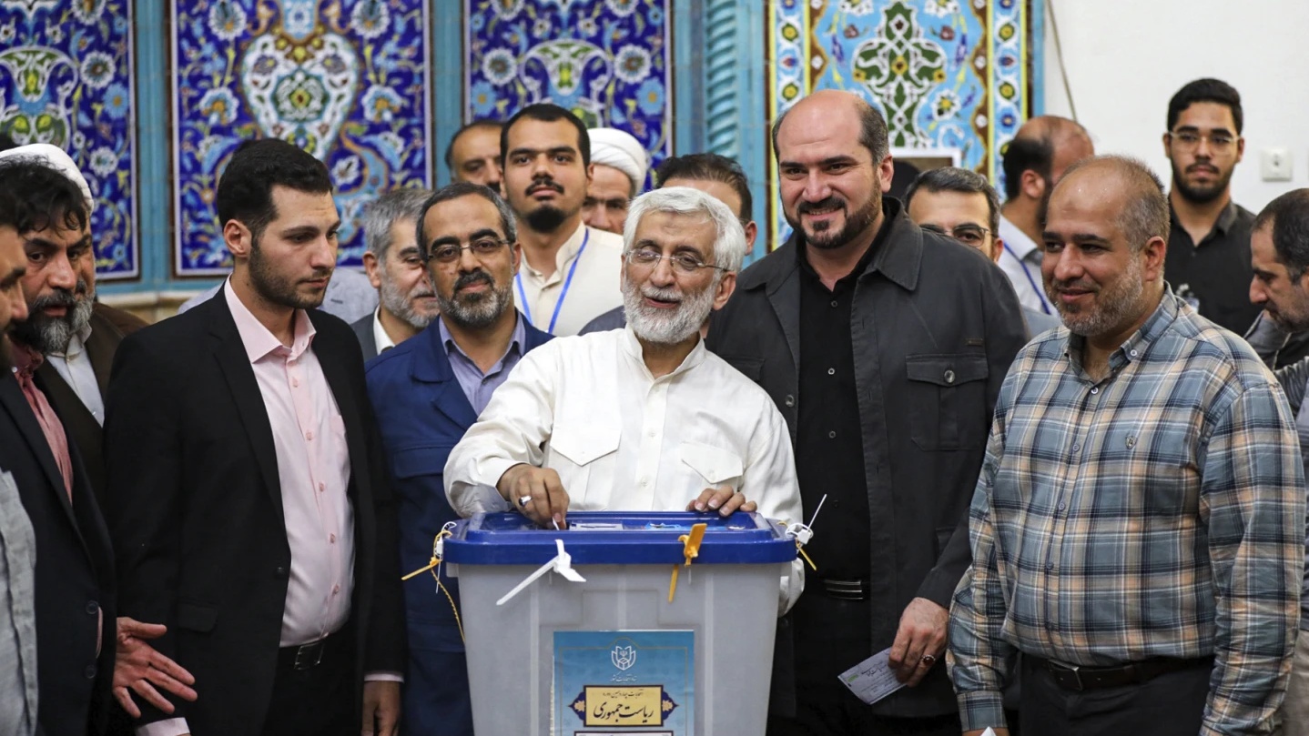 سعيد جليلي يدلي بصوته في واحدة من لجان الانتخابات بالعاصمة الإيرانية طهران