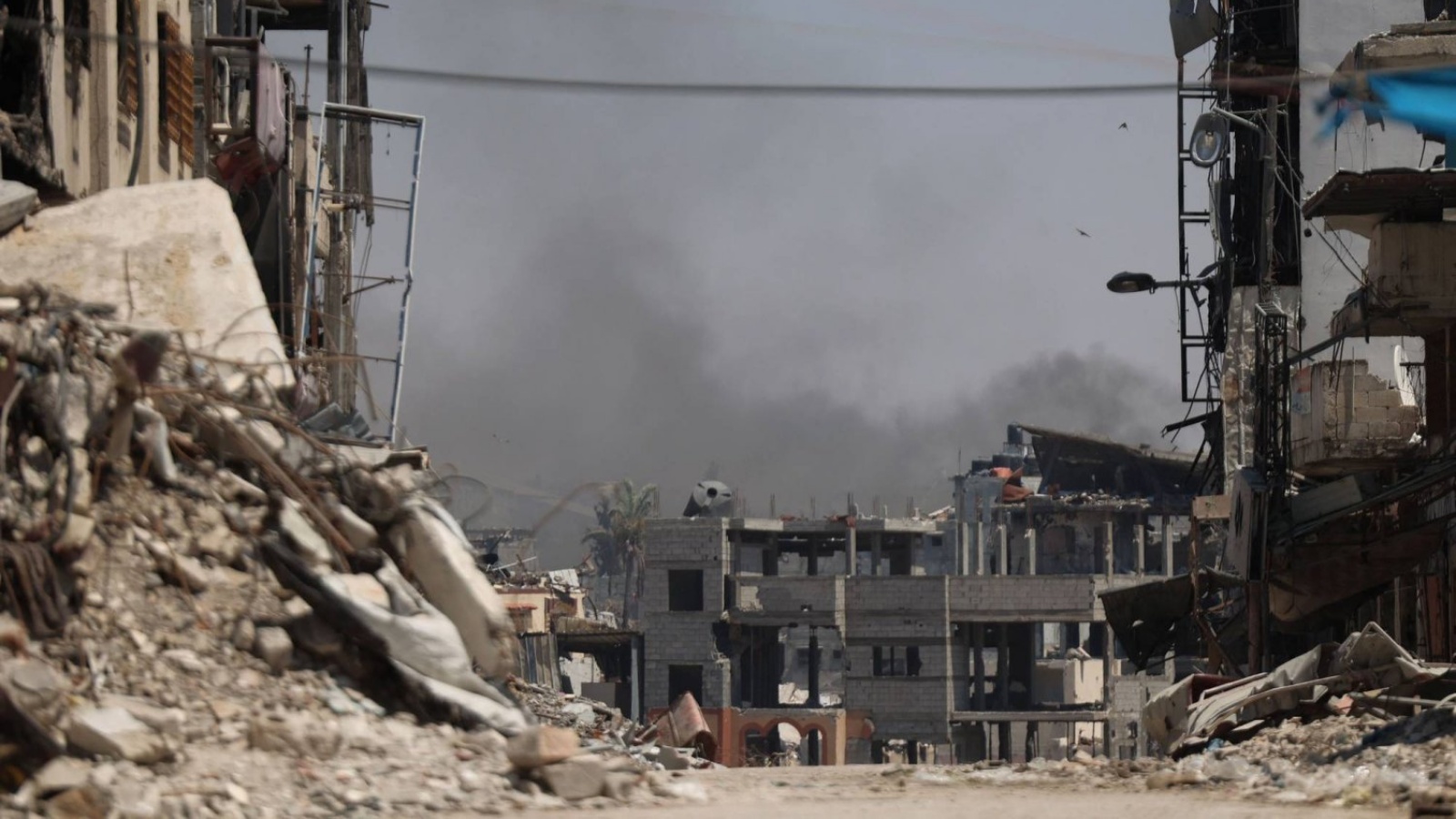 دخان يتصاعد من منطقة استهدفها القصف الإسرائيلي في حي الشجاعية بمدينة غزة
