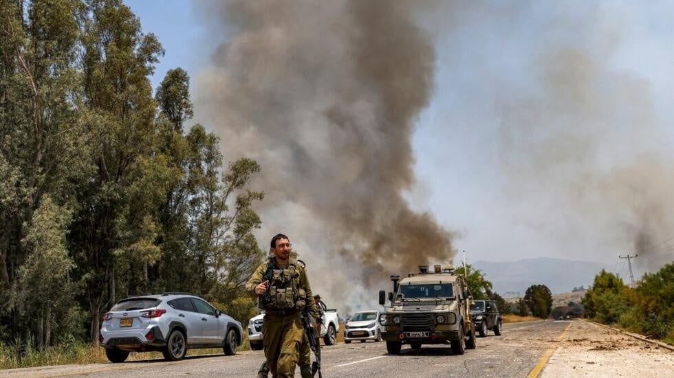 عمود من الدخان يتصاعد بعد سقوط صواريخ أُطلقت من جنوب لبنان بالقرب من كفار سولد في الجليل الأعلى في شمال إسرائيل، 14 حزيران (يونيو) 2024. 