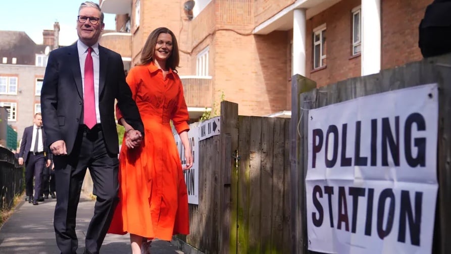 السير كير ستارمر وزوجته في طريقهما للتصويت في الانتخابات البريطانية