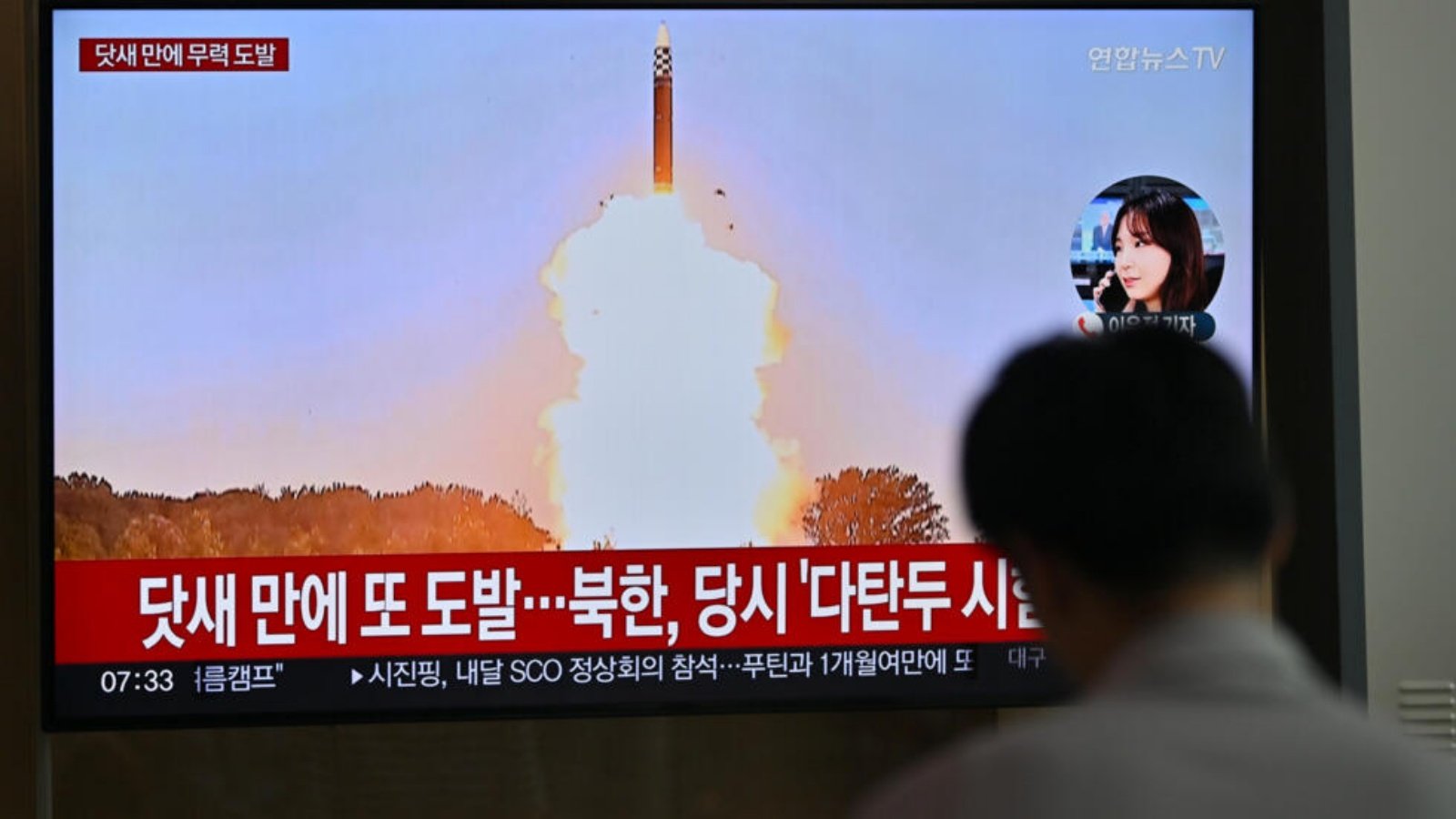صور لاختبار صاروخي في كوريا الشمالية خلال بثها في محطة للقطار في سيول، في 1 تموز (يوليو) 2024 