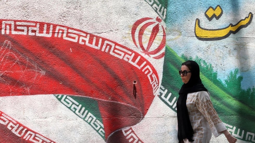إصلاحي ومحافظ متشدد يتواجهان في جولة الإعادة في الانتخابات الرئاسية الإيرانية يوم الجمعة