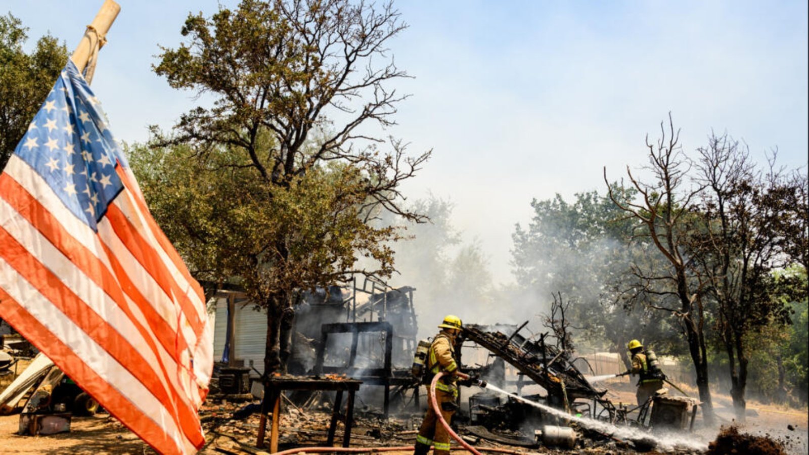 رجال الإطفاء يعملون بعد الحريق في أوروفيل، شمال كاليفورنيا، 3 تموز (يوليو) 2024