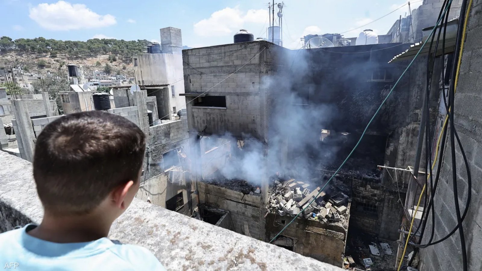دخان ينبعث من منزل بطولكرم قصفته القوات الإسرائيلية