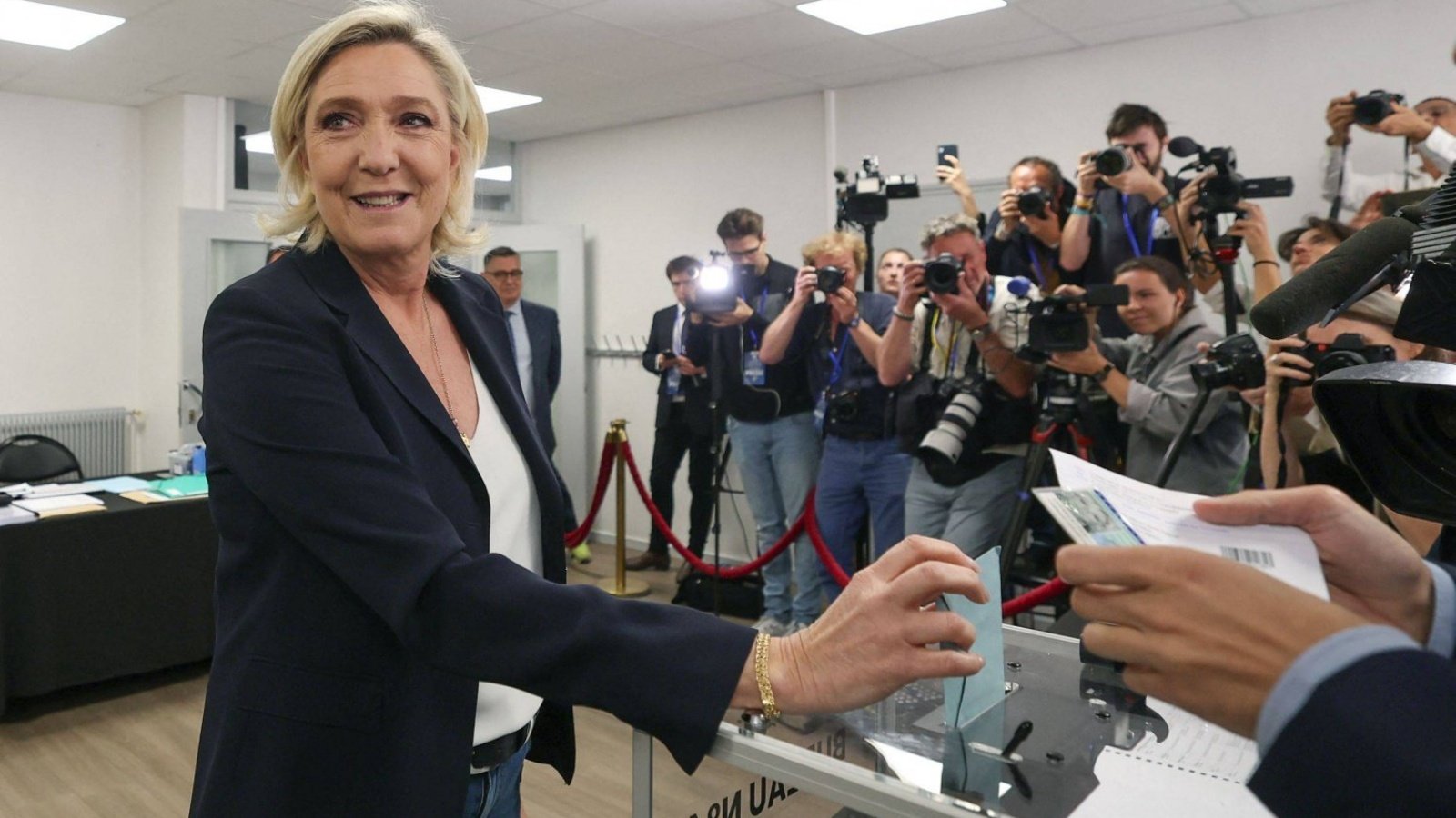 زعيمة اليمين المتطرف في فرنسا مارين لوبن أثناء الإدلاء بصوتها في الانتخابات البرلمانية
