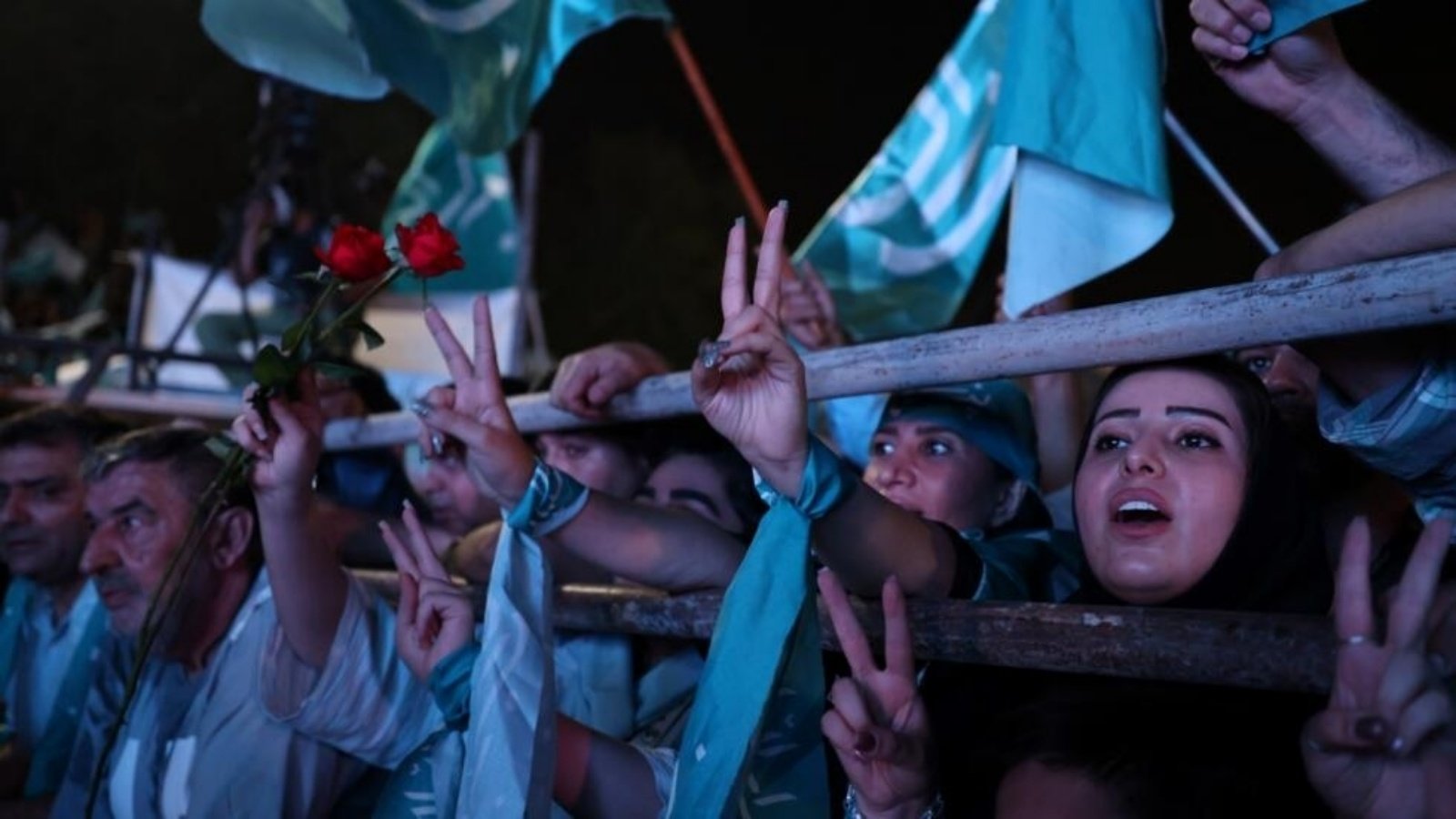 نساء تهتف خلال تجمع انتخابي للمرشح الإصلاحي الإيراني مسعود بيزيشكيان، قبل يومين من جولة الإعادة في الانتخابات الرئاسية في طهران في 3 تموز (يوليو) 2024 