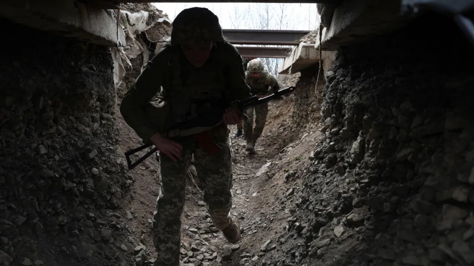 قوة أوكرانية داخل خنادق على الجبهة في أوكرانيا