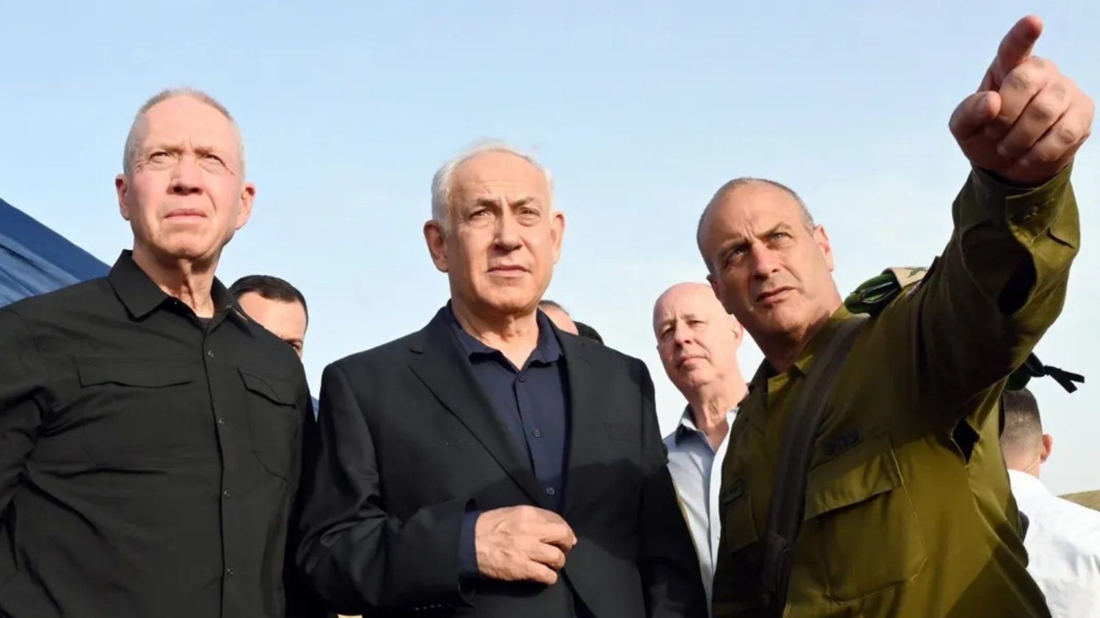 رئيس الوزراء الإسرائيلي بنيامين نتانياهو برفقة وزير الدفاع وقادة عسكريين كبار