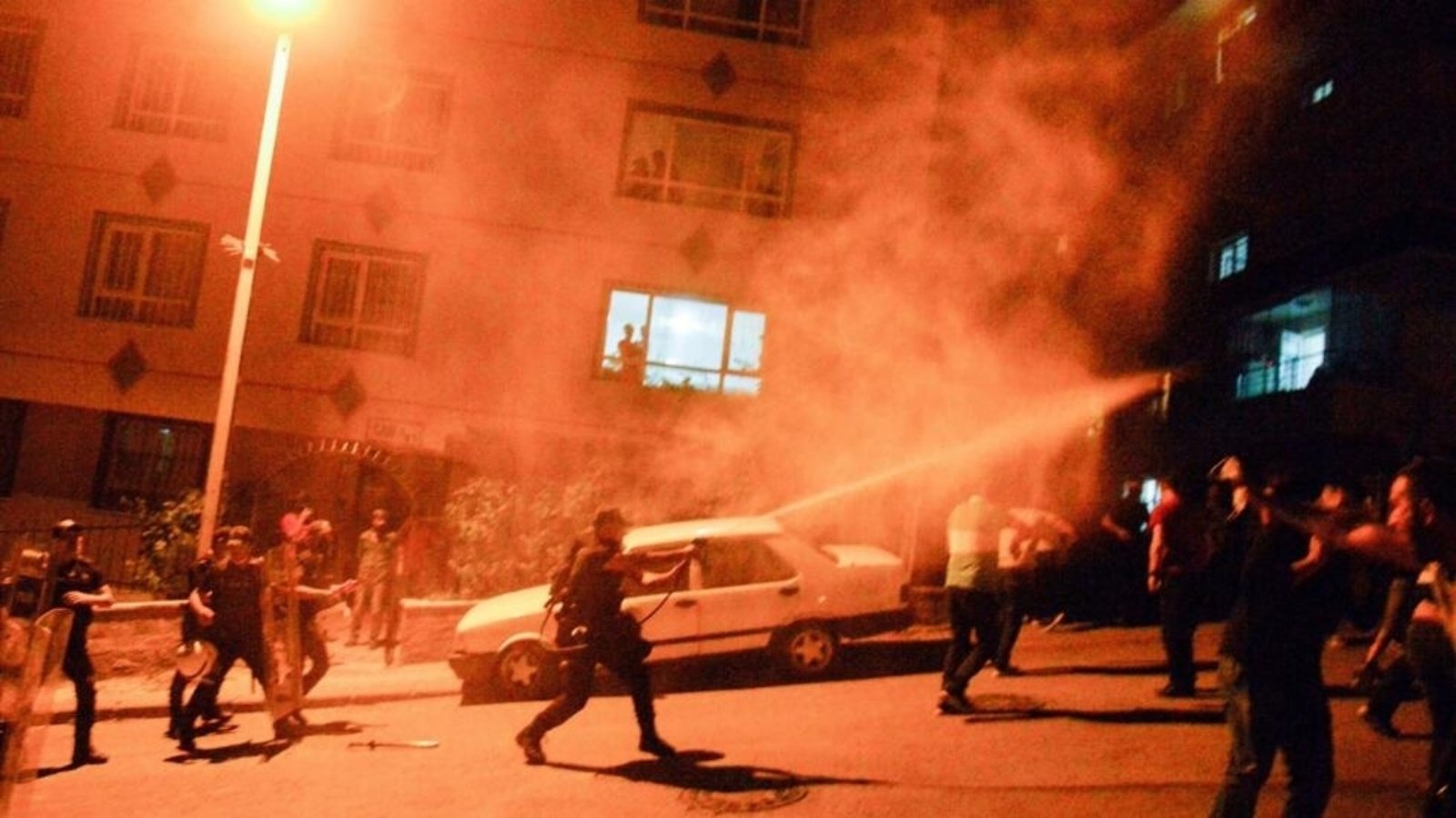الشرطة التركية تطلق الغاز المسيل للدموع لتفريق مجموعة كانت تعتدي على متاجر يعتقد أنّها تتبع سوريين، أنقرة 12 آب (أغسطس) 2021 