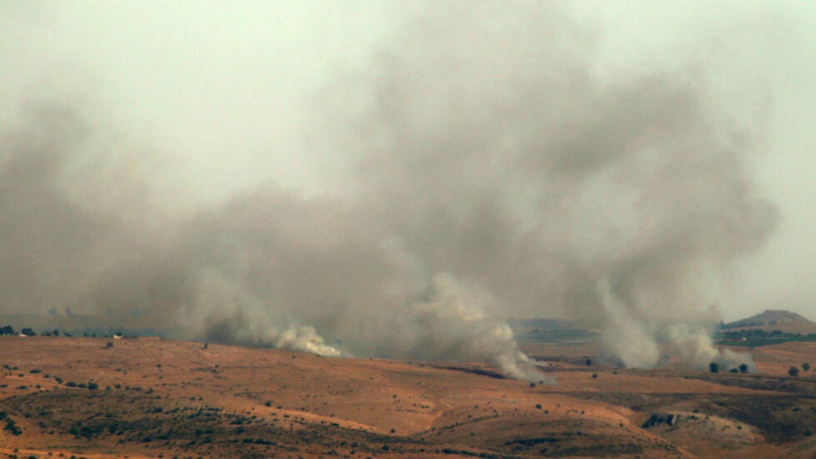 صورة التقطت من منطقة مرجعيون في جنوب لبنان في الثالث من تموز (يوليو) 2024 تظهر دخانا يتصاعد من موقع عسكري اسرائيلي في الجولان السوري بعد قصفه من جانب حزب الله 