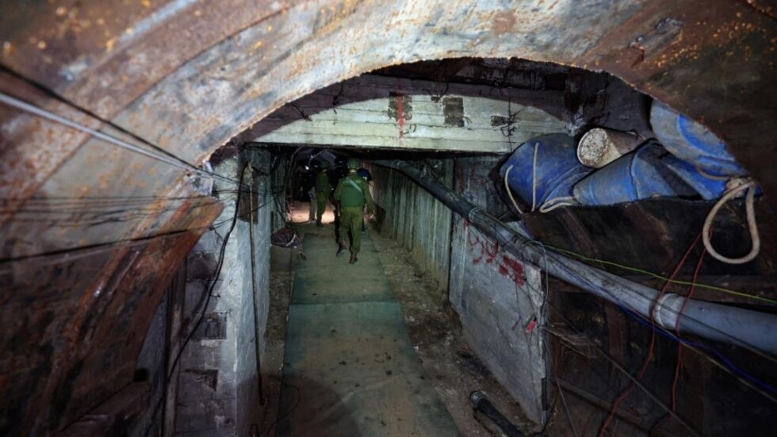 جنود إسرائيليون داخل نفق قال الجيش الإسرائيلي إن حماس استخدمته لمهاجمة إسرائيل عبر معبر إيريز الحدودي في السابع من أكتوبر، في 15 كانون الأول (ديسمبر) 2023