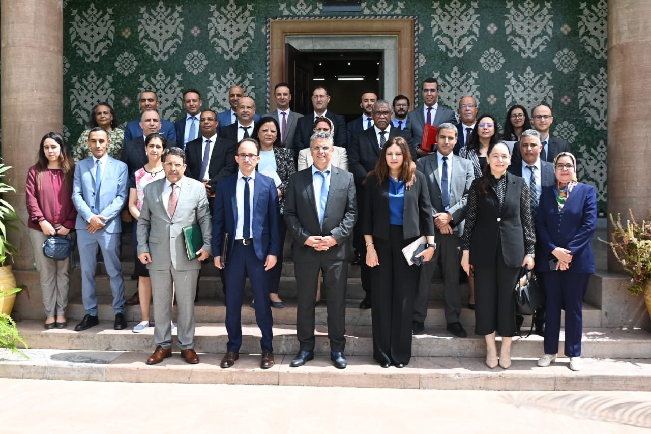 صورة تذكارية بعد ابرام وزارة العدل المغربية والمديرية العامة للأمن الوطني بروتوكول اتفاق لتأطير وتيسير التعاون بشأن التبادل الإلكتروني للبيانات