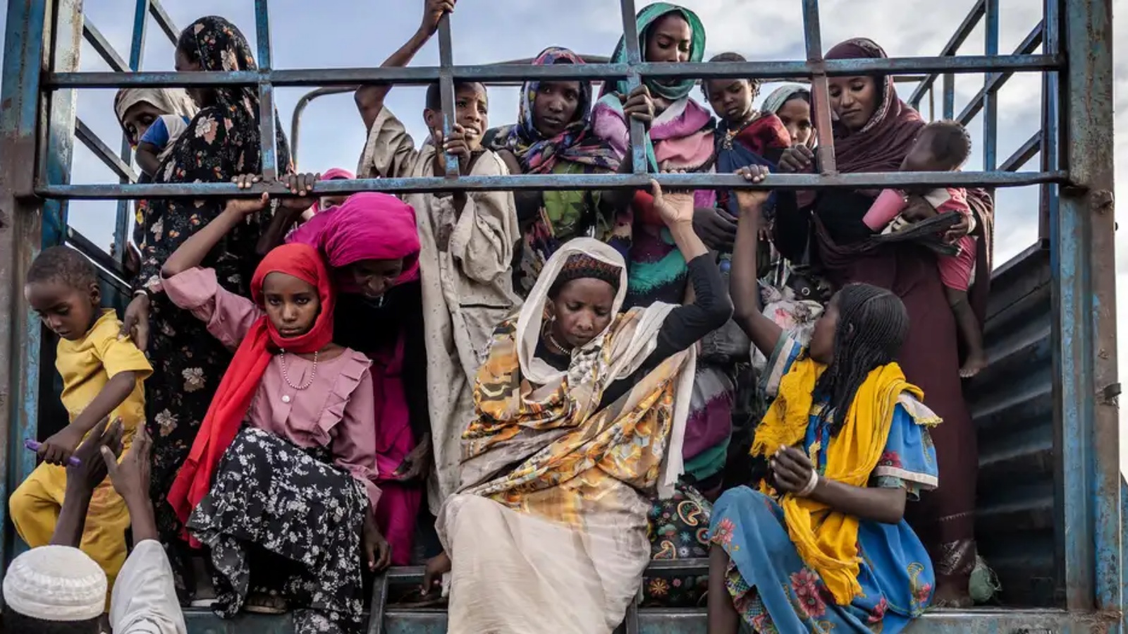 لاجئون ولاجئات سودانيون يفرون من الصراع في السودان. هنا في الصورة وصول نساء وأطفال من السودان إلى منطقة الرِّنك بجنوب السودان