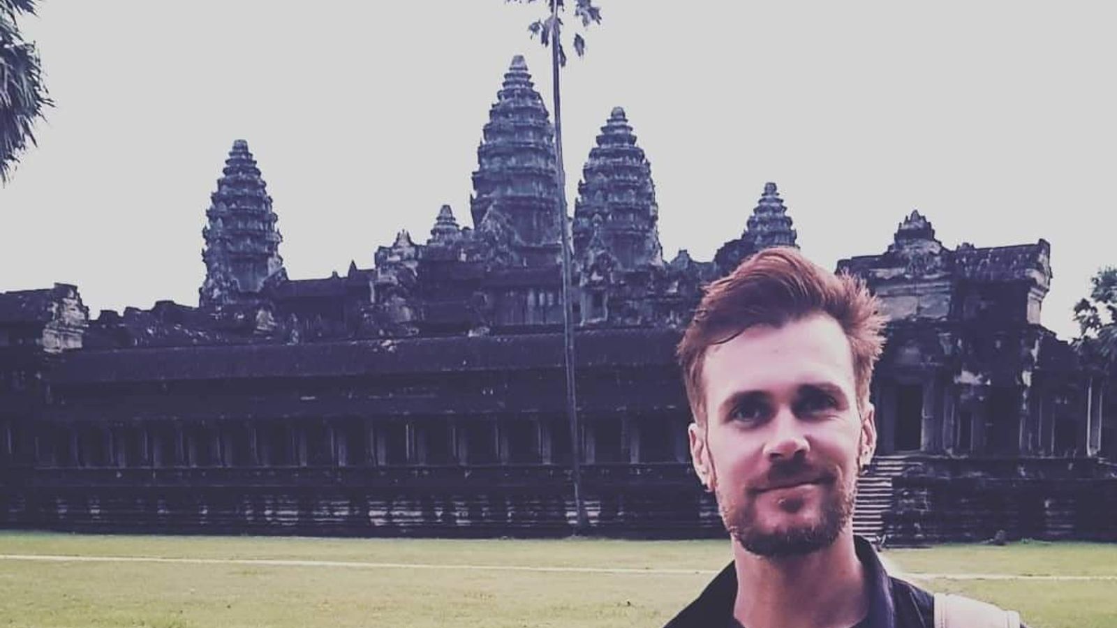 صورة المعلم البريطاني المتوفي في كمبوديا كيفن ناتينغيل 