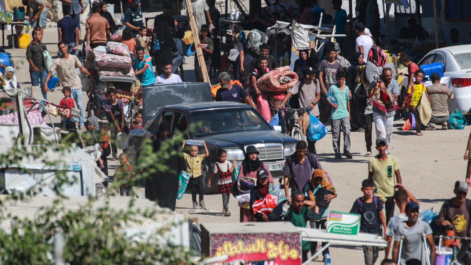 نازحون فلسطينيون يغادرون منطقة في شرق خان يونس باتجاه الغرب، بعد أمر إخلاء جديد من الجيش الإسرائيلي، في جنوب قطاع غزة، في 8 آب (أغسطس) 2024 