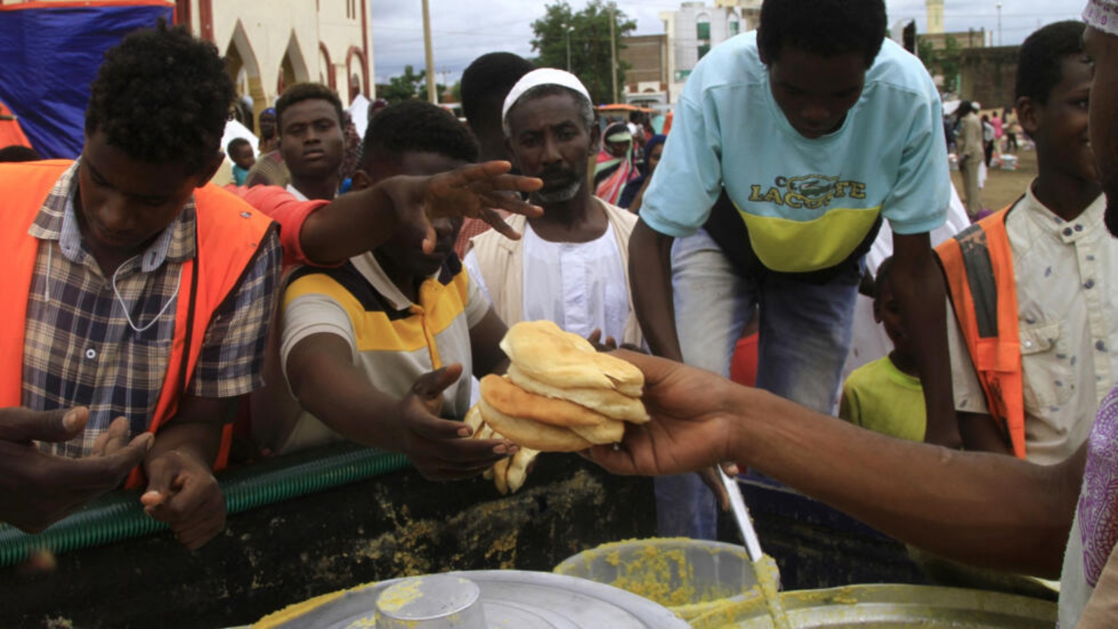 نازحون من مدينة سنجه السودانية ينتظرون الحصول على حصص غذائية في مخيم بمدينة القضارف في 22 آب/أغسطس 2024 نازحون من مدينة سنجه السودانية ينتظرون الحصول على حصص غذائية في مخيم بمدينة القضارف في 22 آب (أغسطس) 2024 