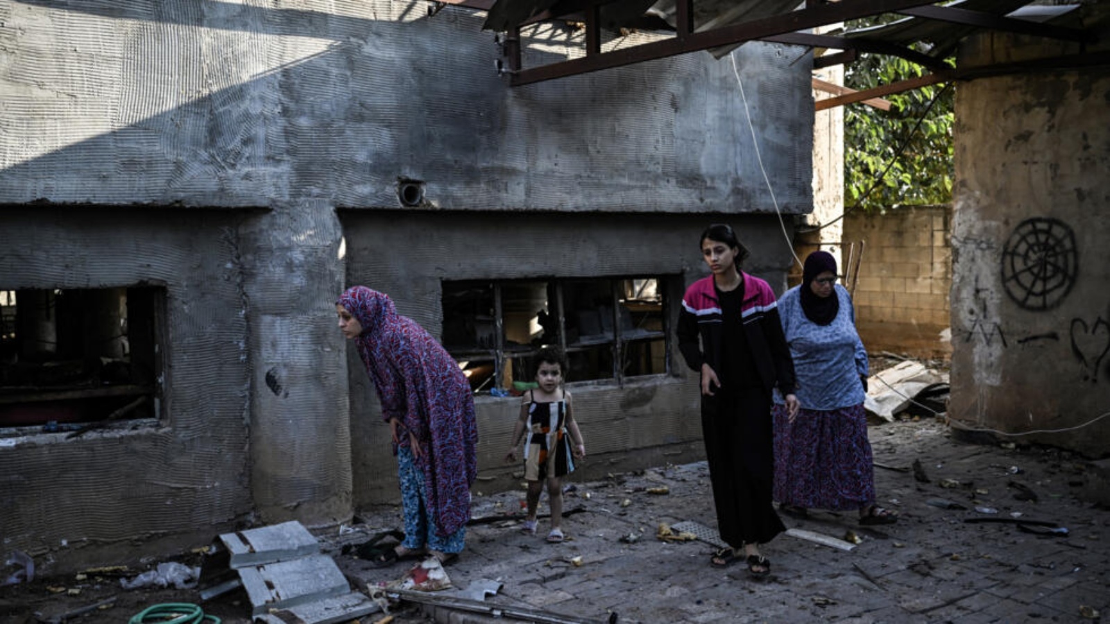 فلسطينيات يعاين الأضرار جراء العملية العسكرية الإسرائيلية في مدينة جنين بالضفة الغربية المحتلة في 31 آب/أغسطس 2024 فلسطينيات يعاين الأضرار جراء العملية العسكرية الإسرائيلية في مدينة جنين بالضفة الغربية المحتلة في 31 آب (أغسطس) 2024 