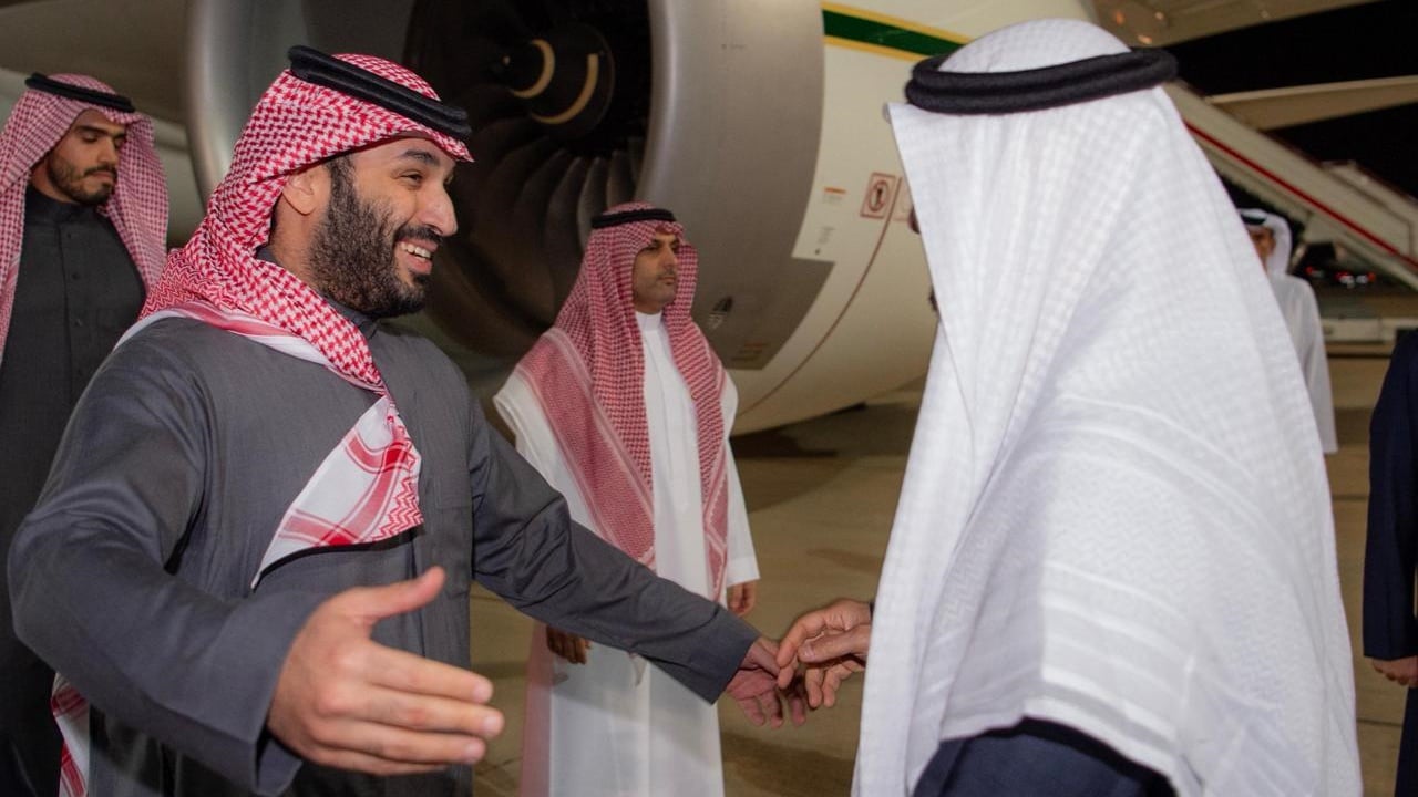 ولي العهد السعودي الأمير محمد بن سلمان لحظة وصوله إلى الإمارات وعلى رأس المستقبلين له الشيخ محمد بن زايد رئيس دولة الإمارات 