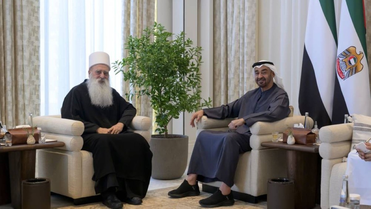 الشيخ محمد بن زايد رئيس دولة الإمارات مستقبلاً الزعيم الروحي للطائفة الدرزية في إسرائيل الشيخ موفق طريف