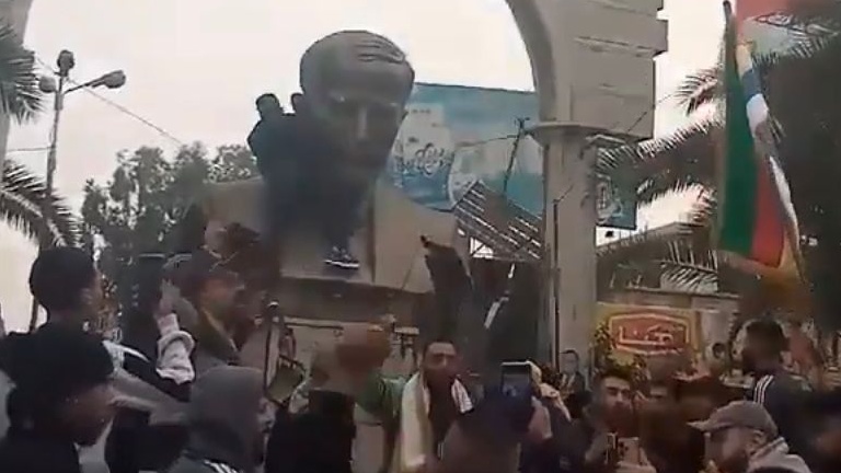 صورة لسوريون أسقطوا تمثال حافظ الأسد من تسجيل مصور منشور عبر منصة إكسصورة لسوريون أسقطوا تمثال حافظ الأسد من تسجيل مصور منشور عبر منصة إكس
