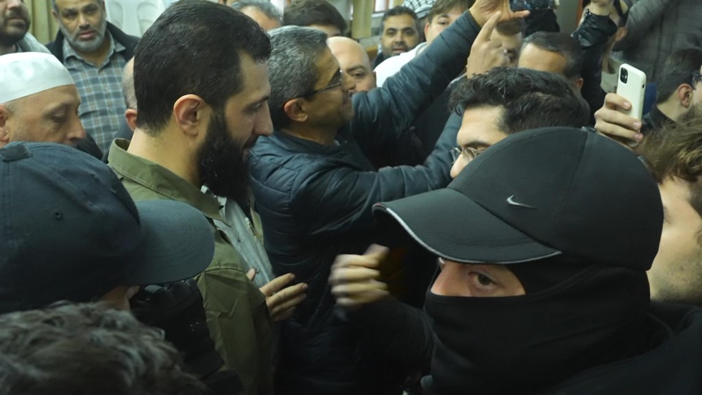 الشرع متحدثا للشباب في مسجد الشافعي في المزة بدمشق