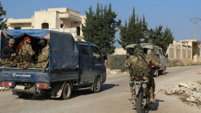 عناصر من فصائل المعارضة السورية المسلحة في طرقهم إلى حمص بعد السيطرة على حلب وحماة.