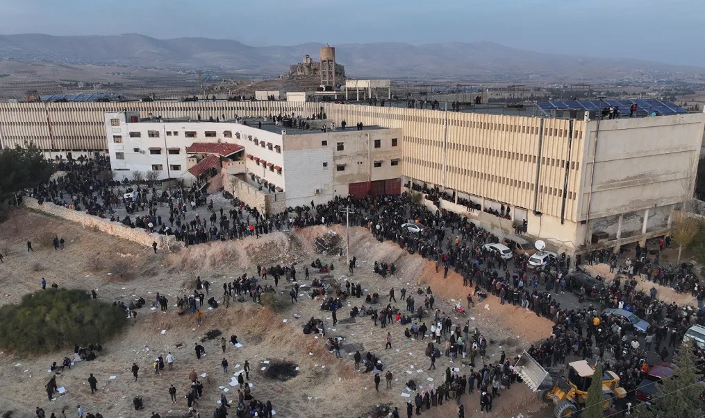 مواطنون يتجمعون امام سجن صيدنايا بالقرب من دمشق يوم 9 ديسمبر