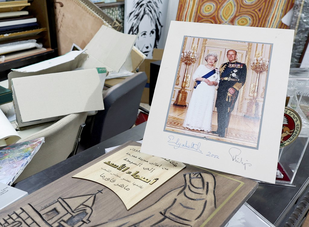 صورة الملكة البريطانية وزوجها في فوضى القصر الرئاسي السوري