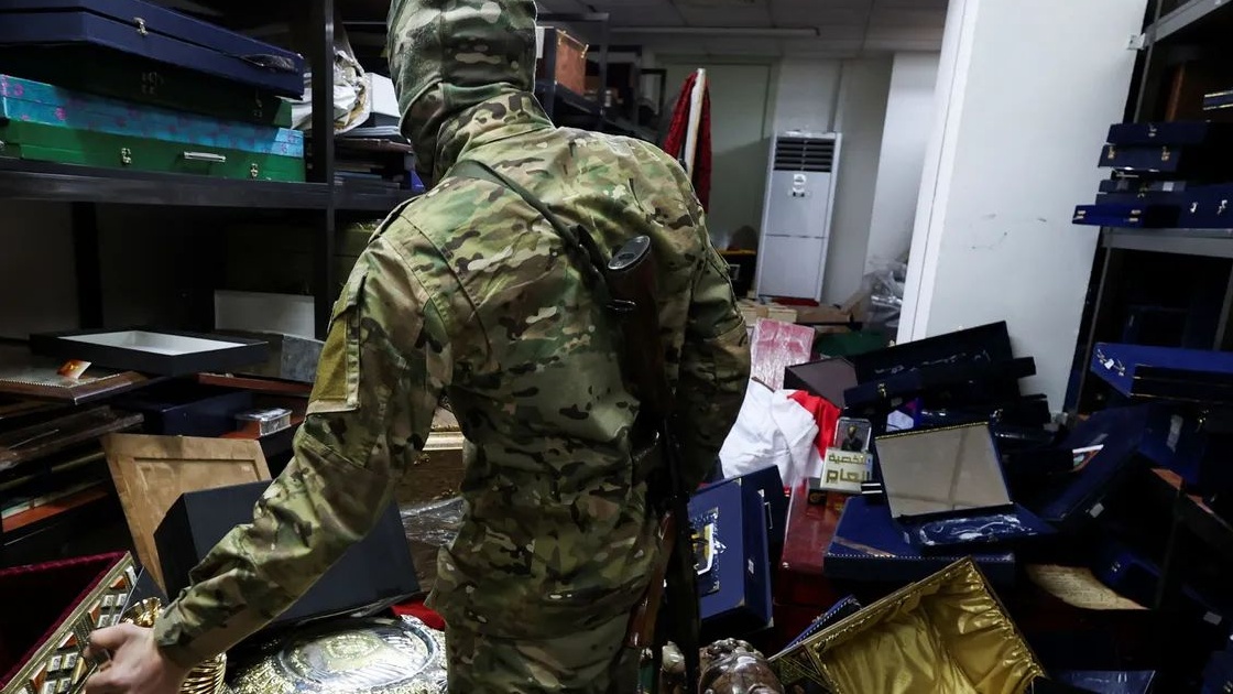 أحد العناصر المسلحة داخل 