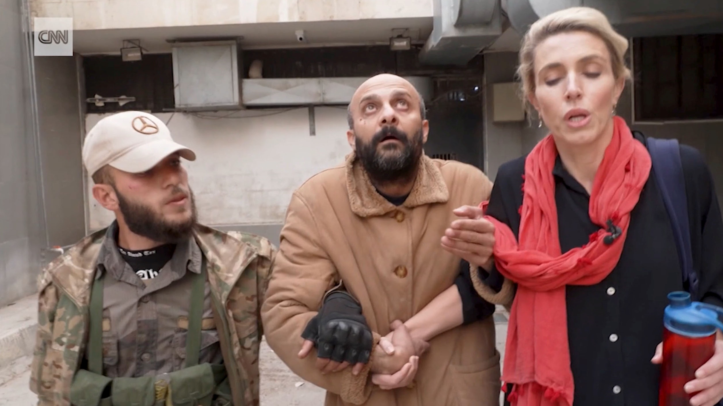 ضابط المخابرات السوري (وسط) مع صحفية سي إن إن وتقرير خدع فيه الجميع