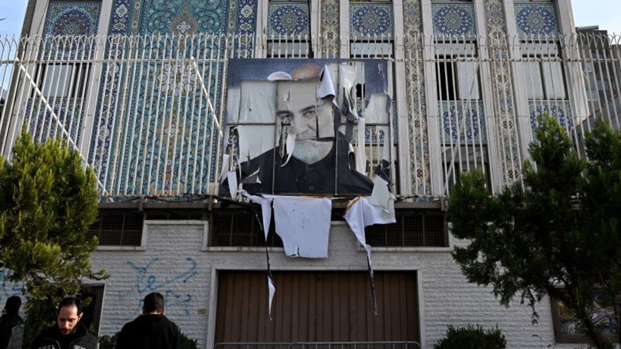 صورة للسفارة الإيرانية بدمشق بعد تعرضها للتخريب من طرب الفصائل المسلحة