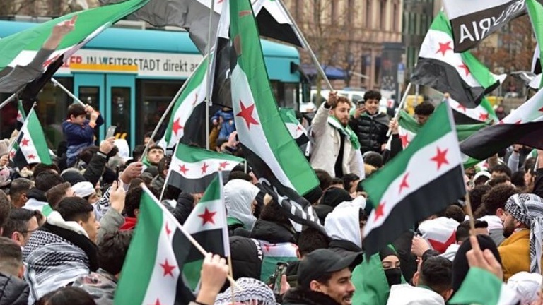 روسيون يحملون العلم الروسي الجديد