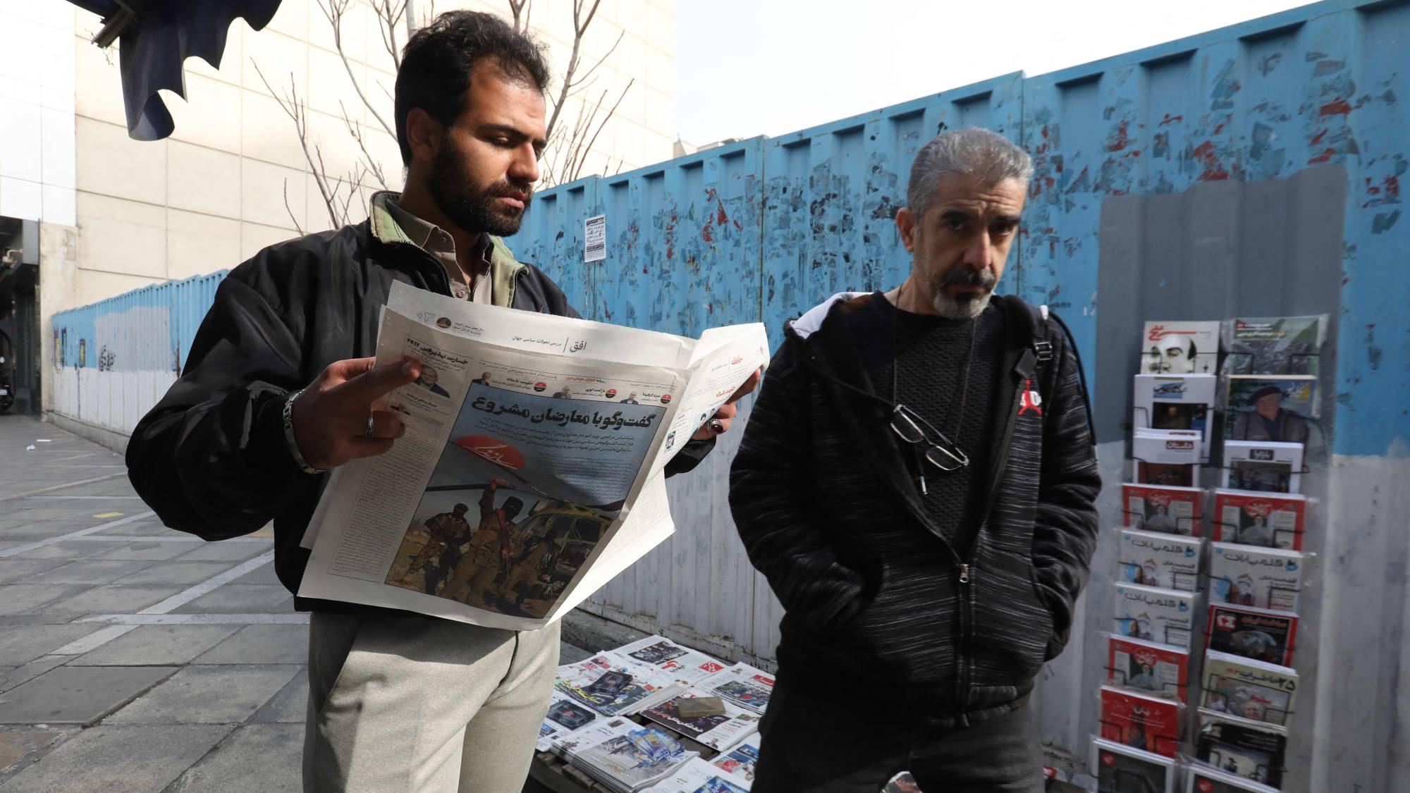 إيراني يقرأ جريدة 