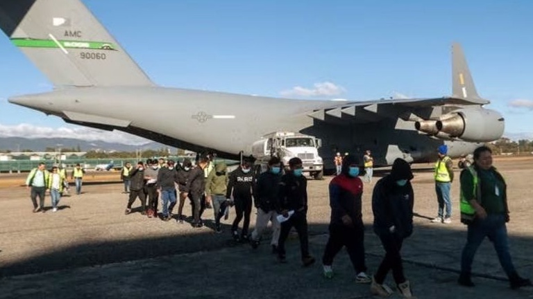 مهاجرون يصلون إلى غواتيمالا بعد ترحيلهم من أميركا