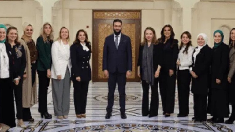 صورة أحمد الشرع مع نساء سوريات من أميركا